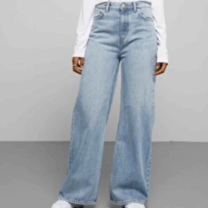  - Jeans från weekday i modellen ace. Välanvända men fortfarande bra skick. 🌟
