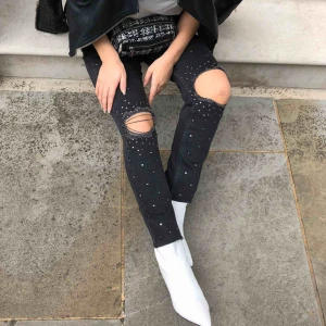  - Byxor med pärlor och hål i knäna