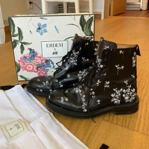  - Säljer dessa fantastiska handmålade kängor från Erdem. Älskar dem så mycket men tyvärr passar de inte mig. Därav använda en enda gång. Nypris 1800kr. Följer med dustbag och skokartong. Äkta läder. Köpare står för frakt. 