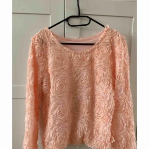  - Tunnare tröja med 3D roser i mönster utanpå.  Behaglig och rosa persiko färgad