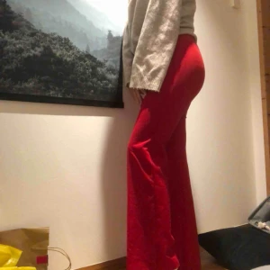  - As balla röda bootcut kostymbyxor i fint skick från sisley. Passar S eller liten M (jag på bilden är S/M och dom är ganska tajta på mig) möts upp eller så står köparen för frakt
