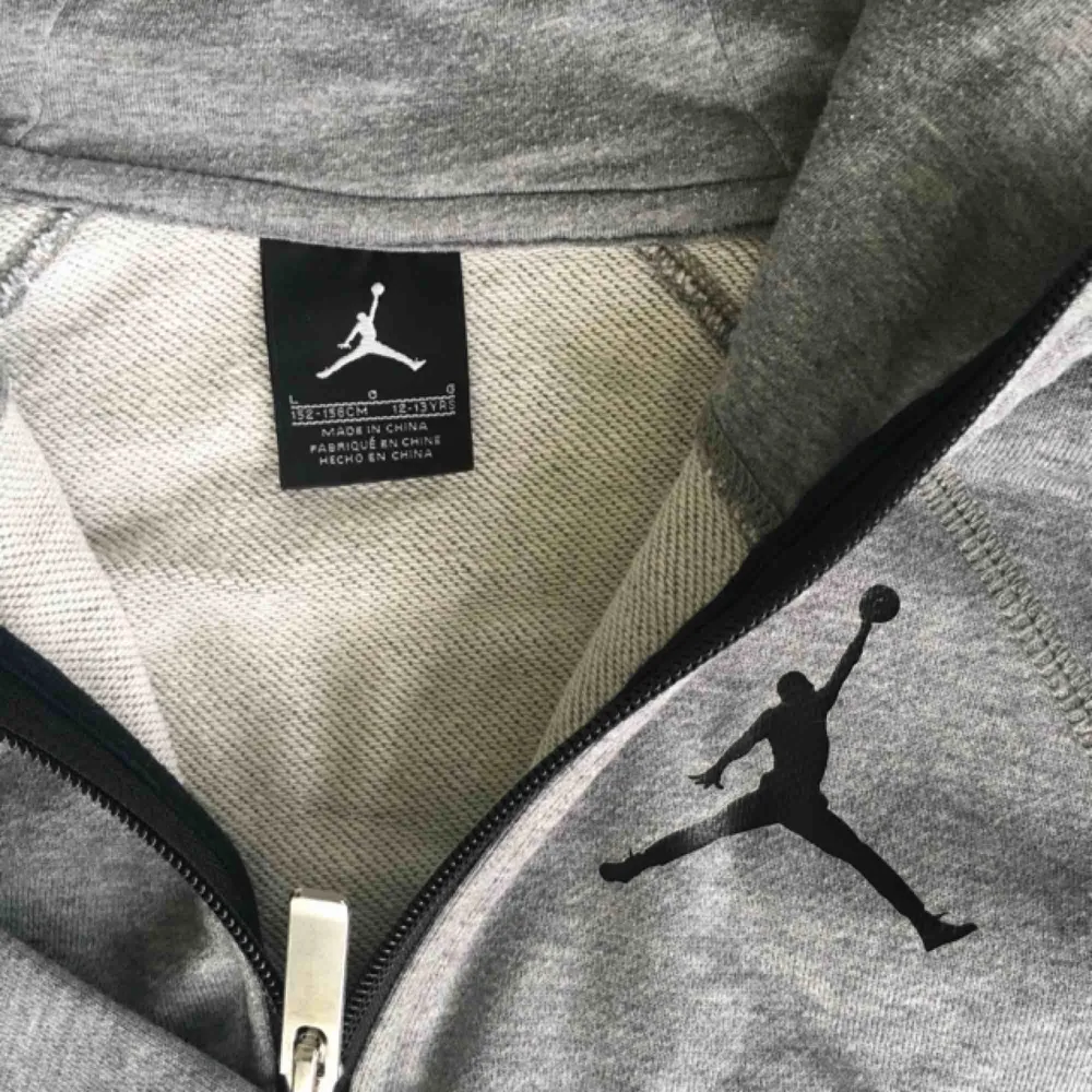 Nike. Jordan hoodie i mycket fint skick. Obs! Junior-large. Djur- och rökfritt hem. Porto tillkommer. . Hoodies.