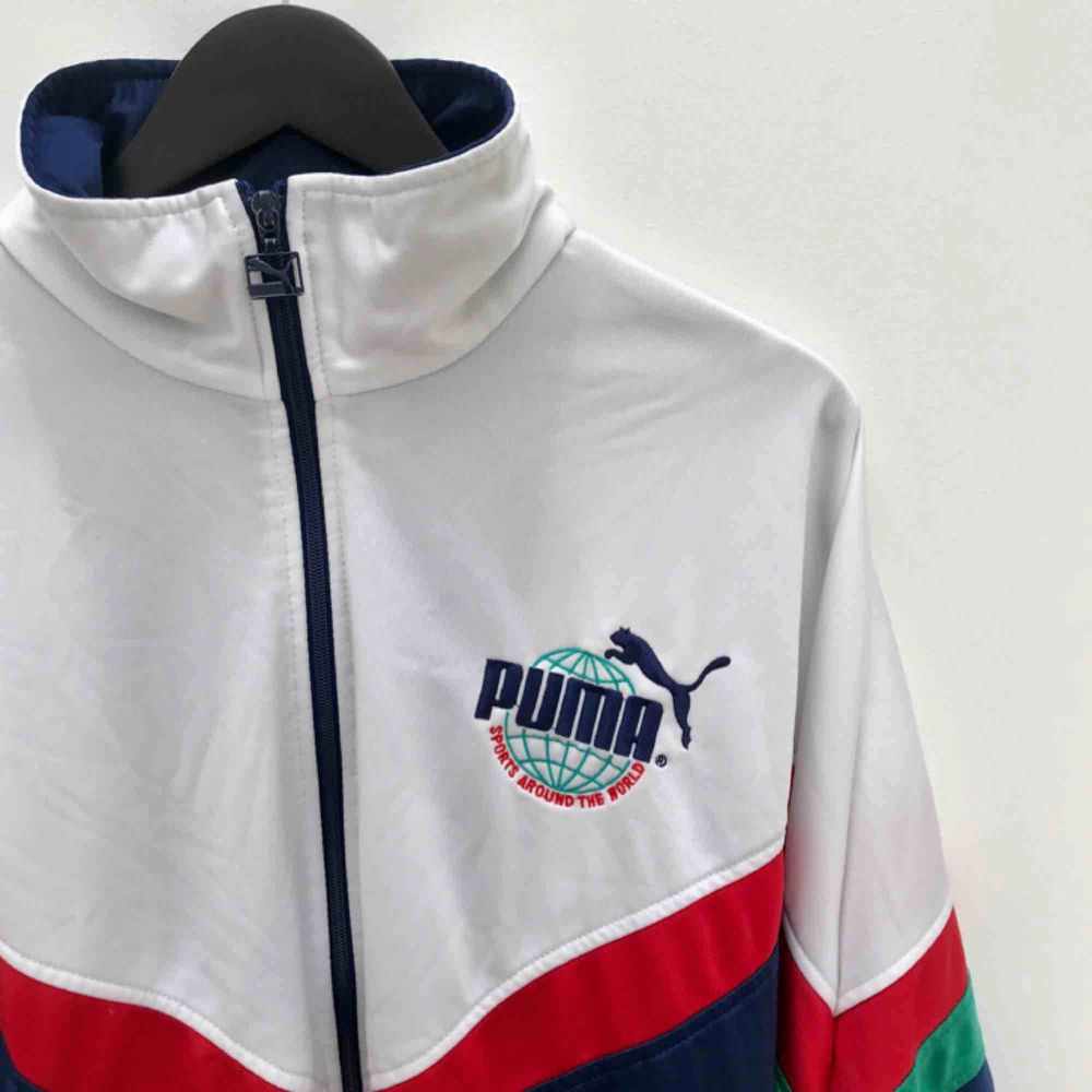 Retro Puma tröja som är oversize💖 Frakt 39kr ✨. Huvtröjor & Träningströjor.