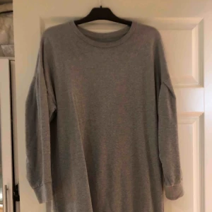 - Tröj klänning i grå färg skön att ha på sig på sommarkvällar / sommaren 