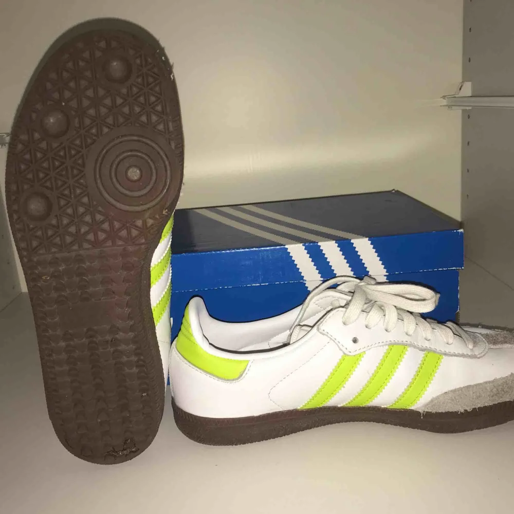 I bought these beautiful iconic adidas sneakers 3 months ago. I was wrong with choosing the right size and they are small for me. They are barely used and are in good shape.. Skor.