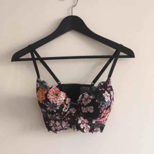  - Bustier med push-up från H&M. Använd fåtal gånger. Mycket bra skick! Frakten är inräknad!  