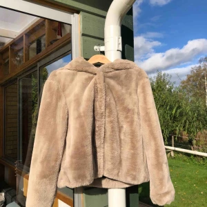  - Supermysig höst/vårjacka! Fake päls  Köpare står för frakt. 