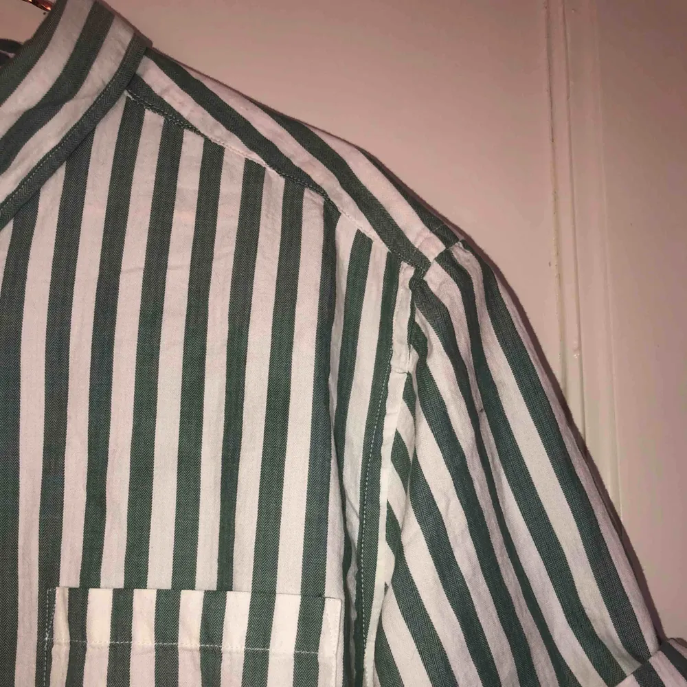  jättefin kortärmad skjorta med gröna ränder! det är en killskjorta egentligen men passar vem som helst såklart! . Skjortor.