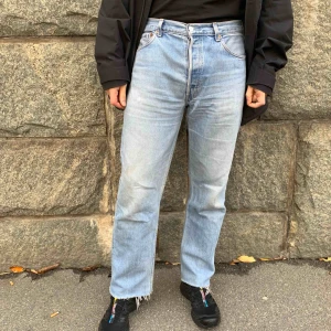  - 501 Levi’s jeans, perfekt slitna. L: 32. Unisex. Passar strl 42/44 eller ca w33. Hämtas i Stockholm city eller skickas mot fraktkostnad.