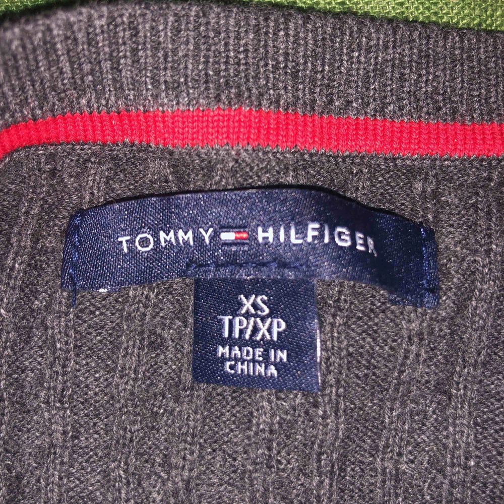 Jättefin grå ribbad långärmad tröja från Tommy Hilfiger💗aldrig använd! Säljer pågrund av aldrig användning för den! Frakten kostar 54 kr. Tröjor & Koftor.
