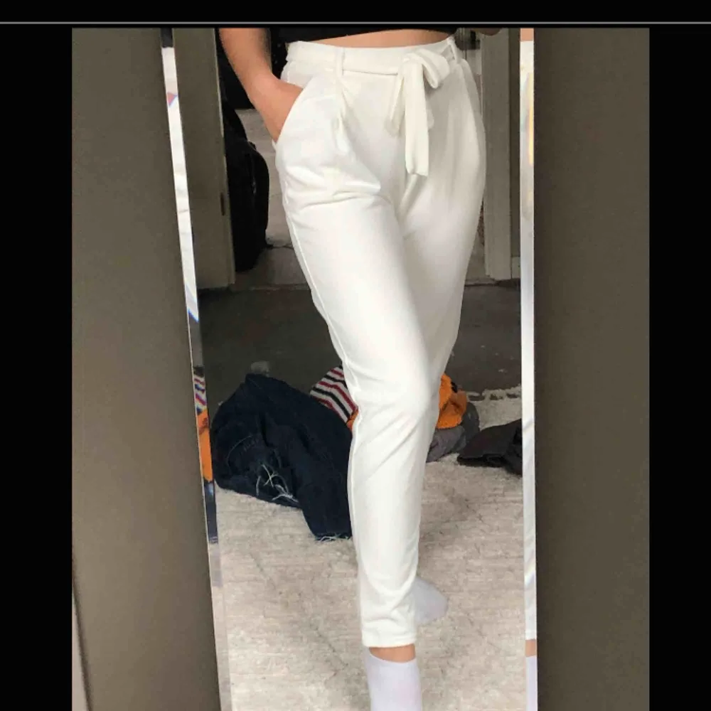Vita kostymbyxor ifrån Nelly strl. S. Aldrig använda och väldigt sköna!  Kan hämtas i uppsala eller skickas mot fraktkostnad🌟 . Jeans & Byxor.