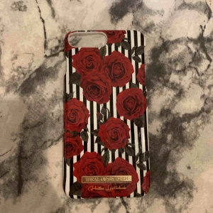  - Ett skal från Ideal of Sweden med rosor på. Använt mycket och därför lite små repor i skalet. På sista bilden ser man att skalet är lite trasigt i hörnet där hålet för kameran är. 