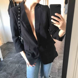  - Oversized blazer med knapp och fickor framtill. Helt oanvänd, endast testad och med prislappen kvar. Säljer då den tyvärr inte kommer till användning. Köparen står för frakten 🖤