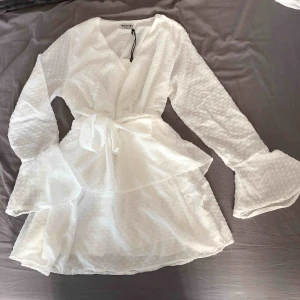  - Vit klänning från madlady. Aldrig använd, prislappen sitter kvar. Köpt för 499kr, Säljer för 250kr inklusive frakt. 