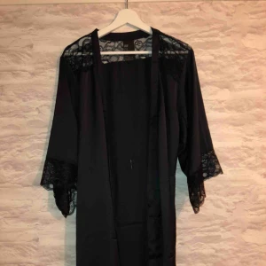  - Svart morgonrock med spets från H&M. Köparen står för frakten.