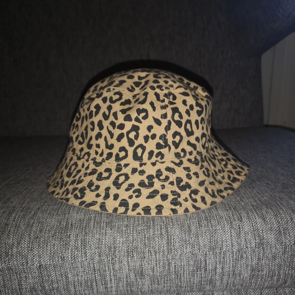 En leopard buckethat använd max 3gnr man kan ha den utoin så e den en annan färg den här ingen lapp (möts bara up) . Övrigt.