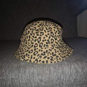 En leopard buckethat använd max 3gnr man kan ha den utoin så e den en annan färg den här ingen lapp (möts bara up) 