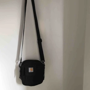  - Säljes pga har bara använt 2 gånger och kommer aldrig använda. Så den är i princip helt ny! Många rymliga fack och man får plats me mobil och mycket mer..!