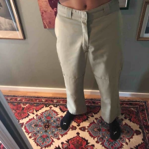  - Högmidjade dickies byxor i perfekt skick.