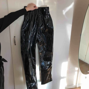  - Oanvända Lack-byxor från PrettyLittleThing, storlek EU 42, passar L