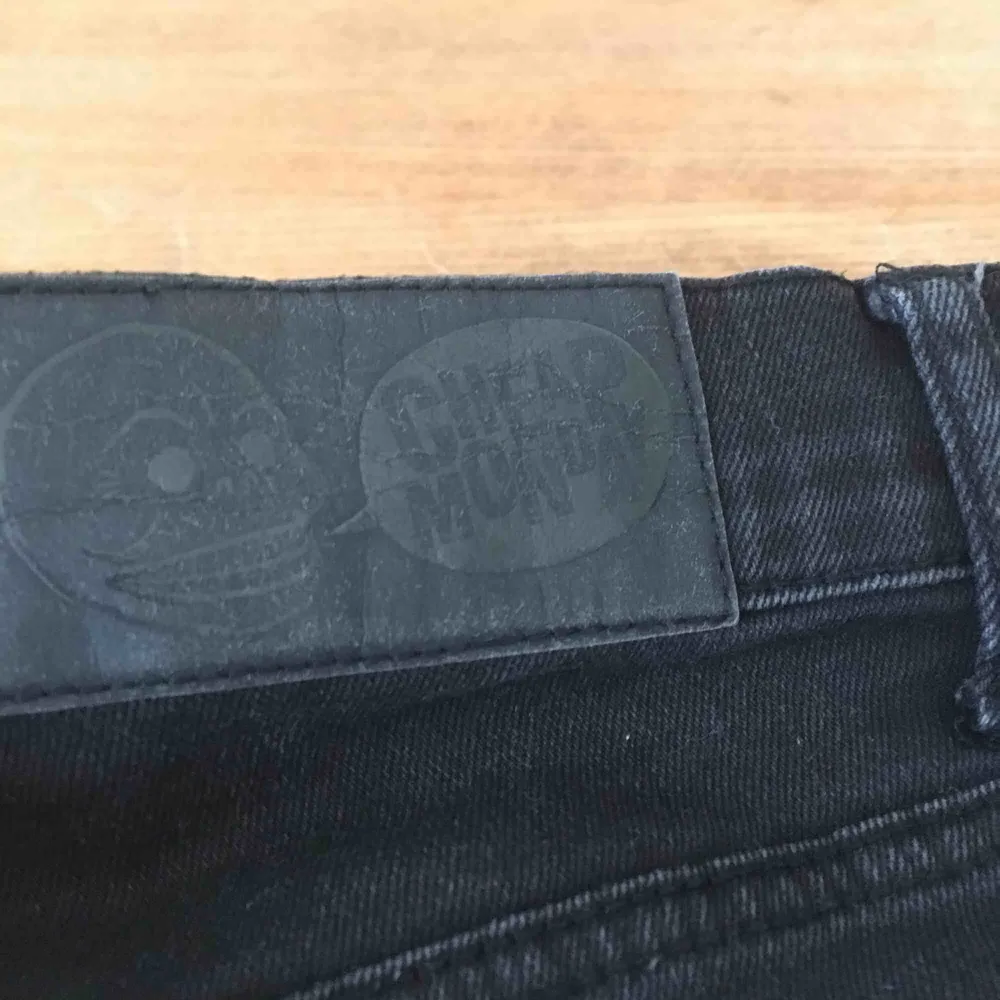 Svarta tajta högmidjade cheap monday jeans. Jeans & Byxor.