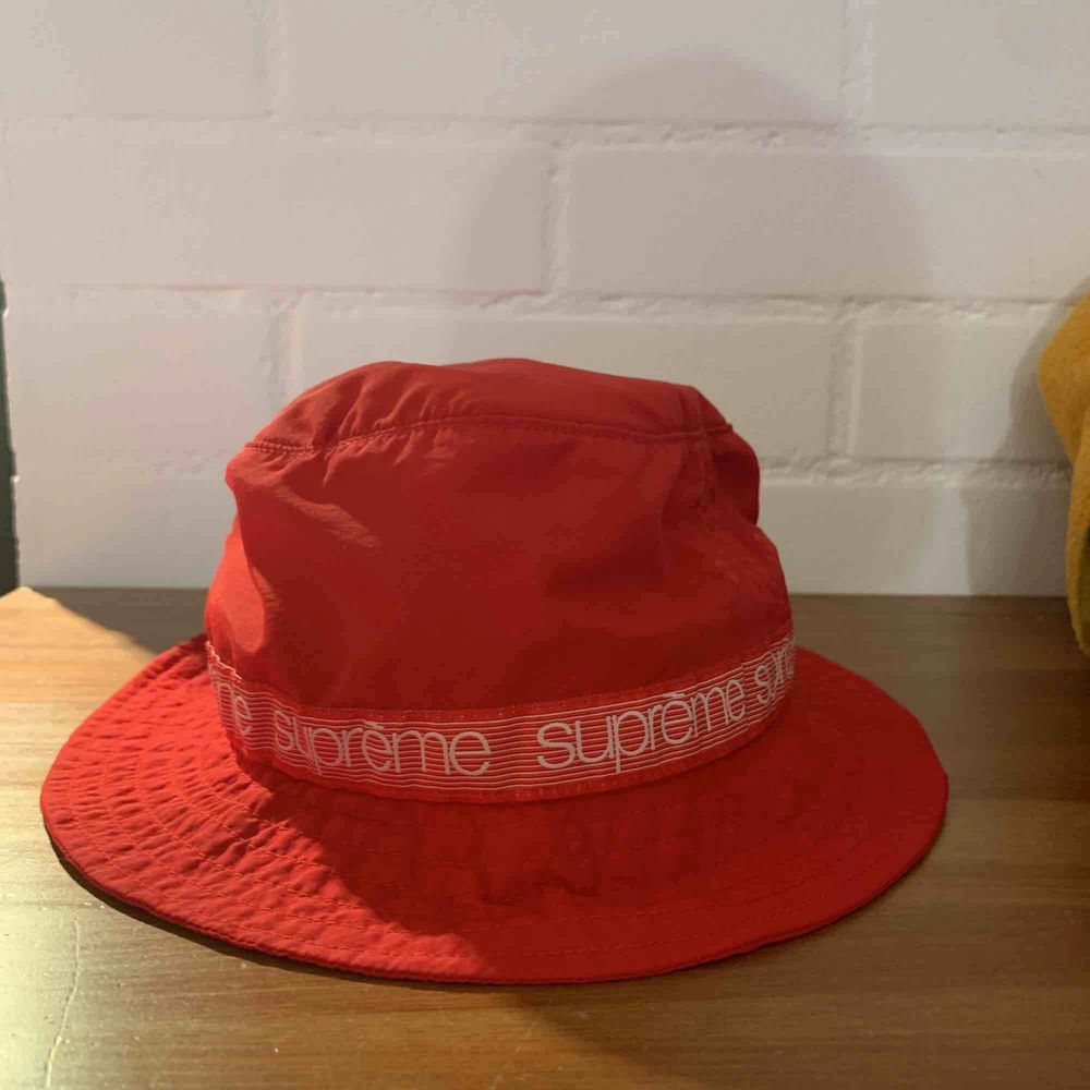 Supreme tonal taping crusher red (SS18) buckethat, size medium/large! Inga flaws och är i superfint skick🤠  350kr + frakt🥰 . Accessoarer.