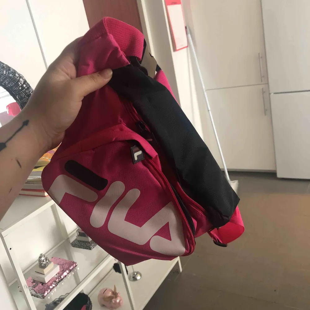 Magväska/Fanny-pack rosa-svart . Väskor.