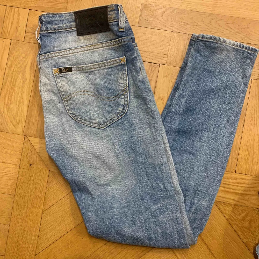 W27 L33 •Lee-jeans •normal passform •avsmalnande ben. Jeans & Byxor.