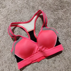  - Sportbh i storlek xs, den är vadderad inuti så ger en ett fint lyft 20kr för frakt 