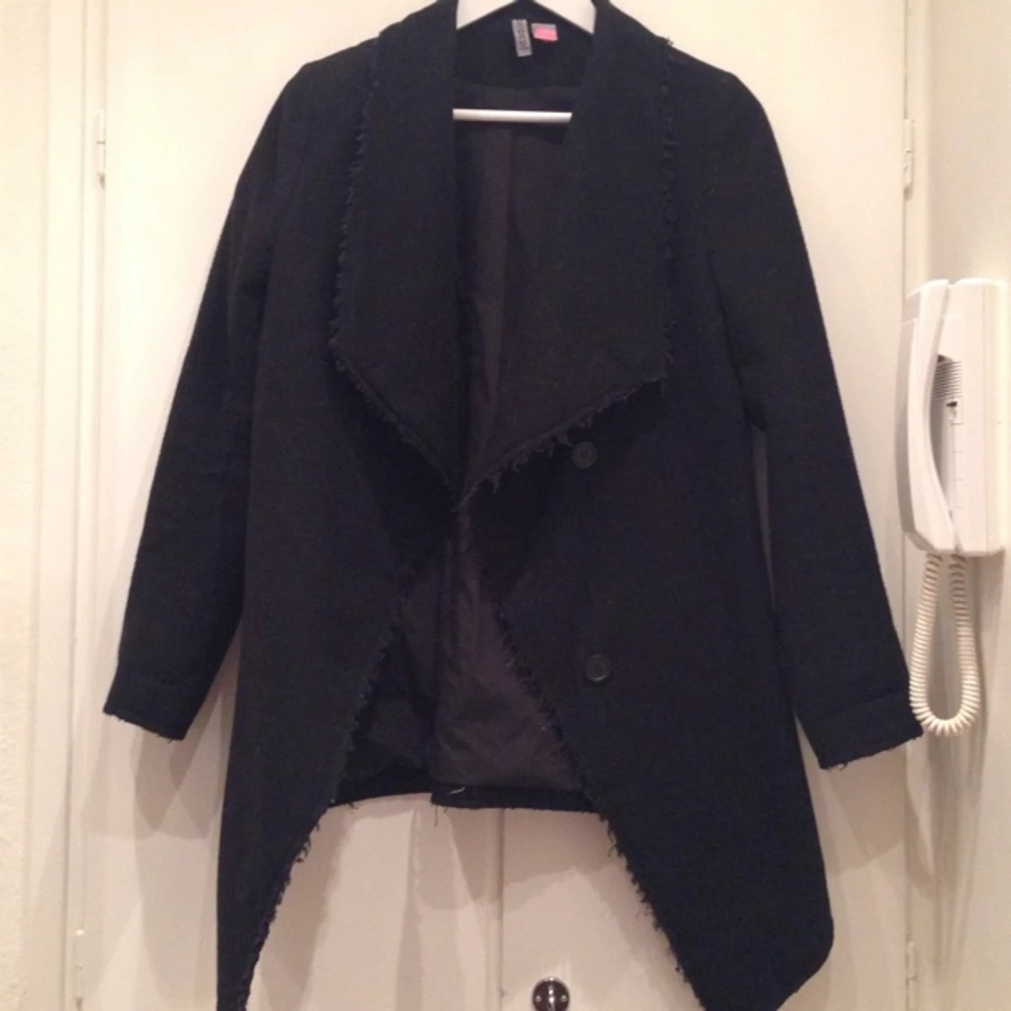 KEMTVÄTTAD kappa från hm. Snygg passform. Är storlek 40 men jag är 36a. Vilket gör den fin
