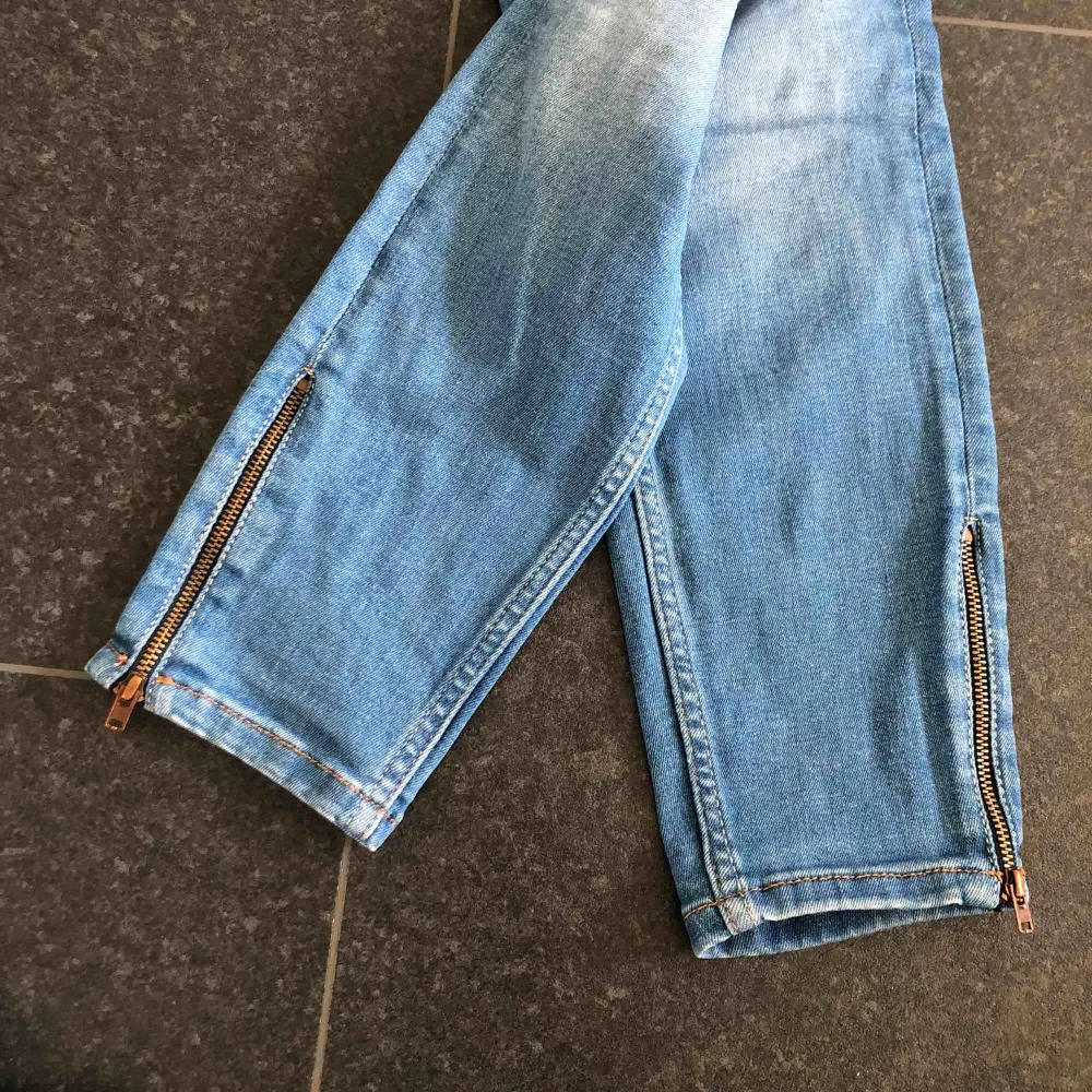 Kristen-jeans från gina tricot. Något högre i midjan, skinny-fit. Standard blåjeans färg, de perfekta everyday jeansen helt enkelt! Dragkedjor vid anklarna. . Jeans & Byxor.