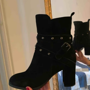  - As sköna, supersnygga klackar i mocka! Jättebekväma att gå i. Har tyvärr inte använts så mycket, så därför är de i fint skick! Nypris 800kr. Klackhöjd ca 8cm💘