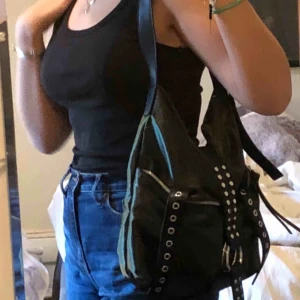  - Väskan är köpt i våras från Zara men har tyvärr aldrig kommit till användning då den inte riktigt är min stil. Den har en stor ficka och två lite mindre. Den är i en smaragdliknande färg och den är väldigt rymlig.