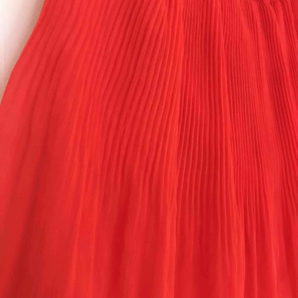 Plisserad röd kjol inköpt i Kanada, älskar den 🌶. Kjolar.