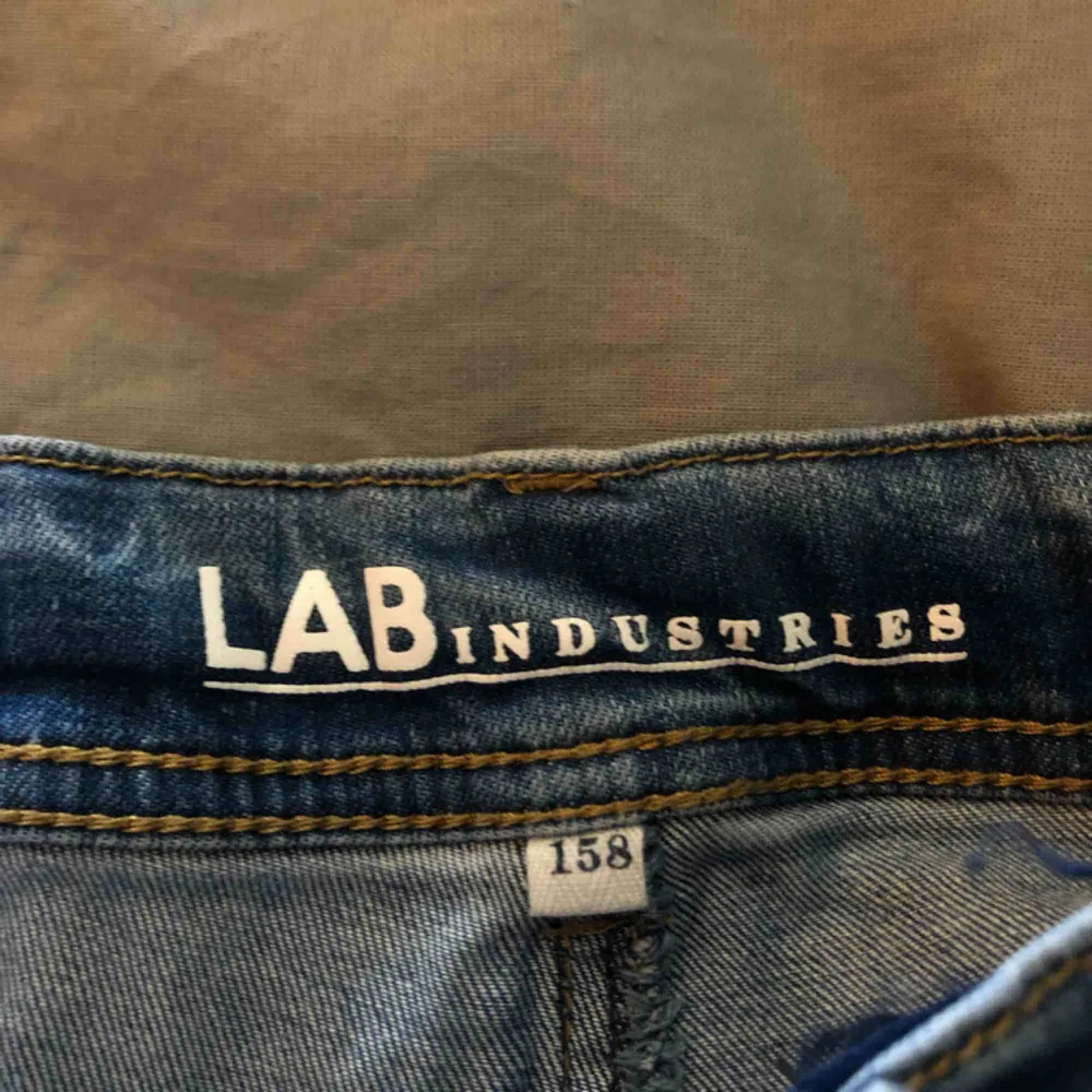 Blå, jeans med slitningar (köpte dem så) ganska små och tajta, därför jag säljer dem för har växt ur de. Köparen står för frakt . Jeans & Byxor.