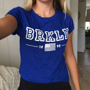  - En blå fin tröja, nästan aldrig använd