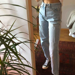  - Snygga raka jeans som passar mig som vanligtvis har storlek S