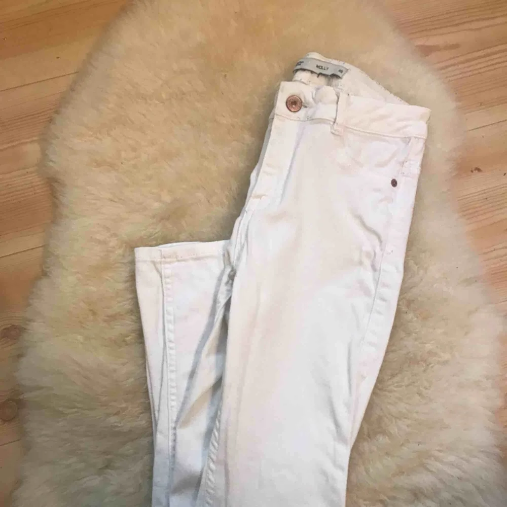 vita jeans i den populära ”molly” modellen från ginatricot, i bra skick bara att de är lite ludd i fickorna som går att ta bort (men ja har inte tålamodet haha) 🥰 kan fraktas . Jeans & Byxor.