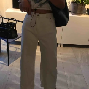  - Riktigt fräscha vita jeans från Weekday. Knappt använda, köpte för 600.   Säljer pågrund av för stora. Har nålat in dom på bilden för att man ska se verkliga passformen för en person med rätt storlek!