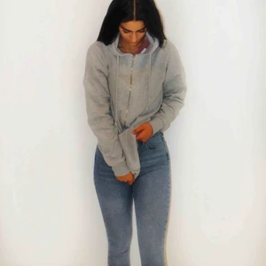  - Hoodie med dragkedja i jätte fint skick!💕💕