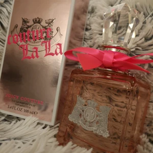  - 100 ml juicy couture la la, endast testsprayad en gång innan jag insåg att fel doft för mig, luktar supergott men passar inte riktigt mig. Inte några skador på varken förpackning eller flaska eftersom jag knappt rört den!   Kan skickas mot frakt