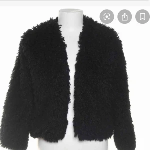  - svart tunn pälsjacka från Gina tricot. Säljer pga att det inte är min stil längre