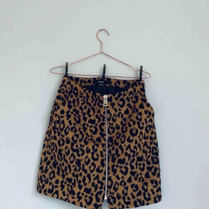 - SJUKT snygg kjol i leopard😍✨🐆 min rumpa sade nej till denna så därför jag säljer den och därför är den bara testad och aldrig använd! Ganska ”hård” i materialet OCH OMG DEN HAR FICKOR😱  Jag kan både mötas upp eller skicka💌🤗