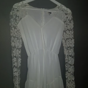  - Vit liten dessa på DM retro. Väldigt bra skick, använd 1 gång. Köpt för 700 kr. 