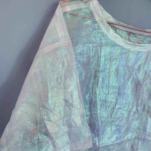  - Genomskinlig och lite ”bensin-glansig” over-size tröja som är väldigt snygg att ha över en topp, t-shirt eller en snygg BH! 💃🏼  Jag kan både mötas upp eller skicka💌🤗