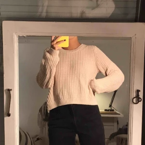  - Stickad puderrosa tröja med liten slits i sidan från h&m. Fint skick. Frakt tillkommer. 