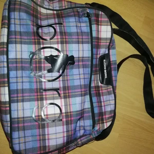  - Säljes en Björn Borg väska, väldigt fin. Den har en liten mini hål i den lilla fickan, men den syns inte för att hålet är inifrån! 