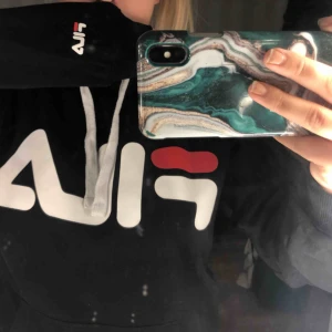  - As fin Fila hoodie  Sparsamt använd  Frakt står köparen för Det är en oversized hoodie och skulle passa XS-M beroende på hur man vill att den ska sitta  Original priset är 499kr