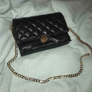  - Ginatricot väska!!  Använd några gånger men den var köpt för 400kr möts upp i Stockholm