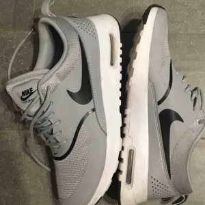 - NIKE Wmns Nike Air Max Thea, Wolf Grey/Black, aldrig använda pga dublett (present), nypris: 1200kr.
